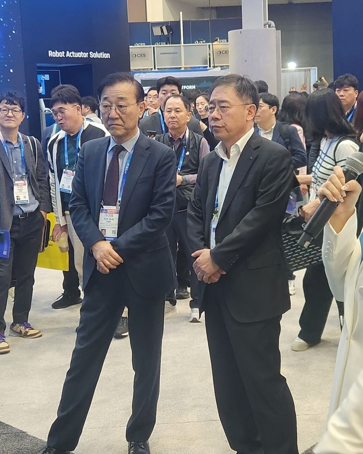 [라스베이거스=뉴시스] 김윤덕 국토교통부 장관(왼쪽), 조성현 HL만도 부회장이 7일(현지시간) 미국 라스베이거스 컨벤션 센터 웨스트 홀 CES 2026 HL만도 부스에서 설명을 듣는 모습. (사진=이창훈 기자) 2026.01.07 photo@newsis.com *재판매 및 DB 금지 *재판매 및 DB 금지