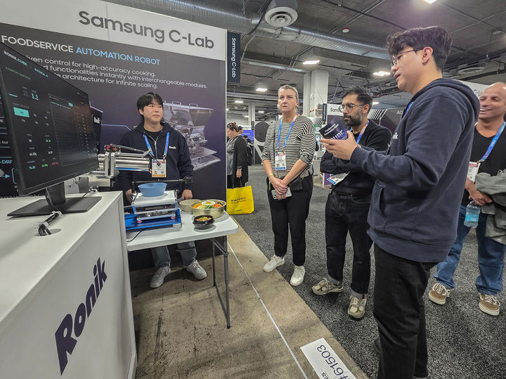 [라스베이거스=뉴시스]삼성전자가 6~9일(현지시간) 미국 라스베이거스 베네시안 엑스포 '유레카 파크'에 C랩 전시관을 마련하고 총 15개 스타트업과 함께 혁신 기술을 선보였다. 로닉의 솔루션을 적용한 조리 로봇이 다양한 식재료를 계량, 정량, 소분, 투입하는 모습을 선보여 관람객들의 눈길을 사로잡았다. (사진 = 삼성전자) 2026.01.08. photo@newsis.com *재판매 및 DB 금지