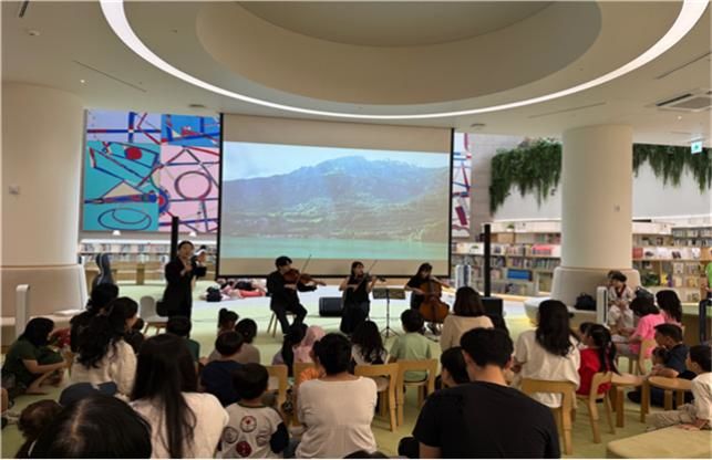 지난해 9월20일 부산시청 1층 들락날락에서 '그림으로 읽는 베토벤 마르크샤갈' 행사 모습.(사진=부산시 제공) 2026.01.08. photo@newsis.com *재판매 및 DB 금지