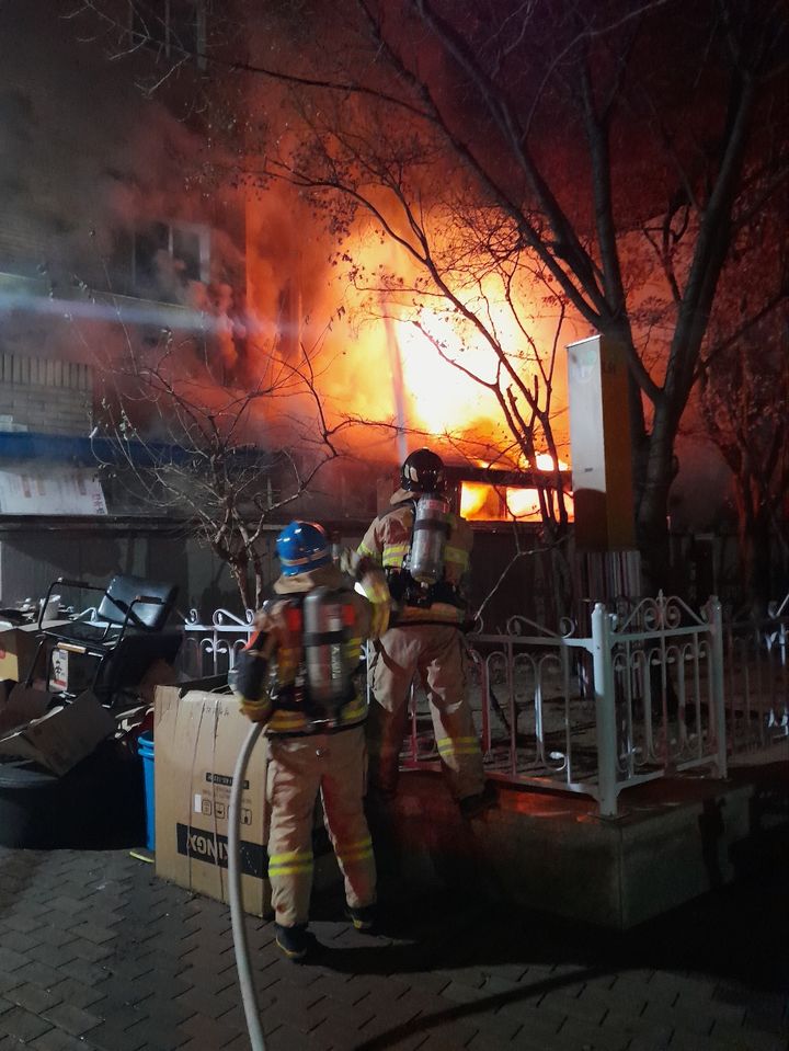 [대구=뉴시스] 8일 오전 3시59분께 달성군 구지면 산업단지 길가 옆 들풀에서 불이 났다는 신고가 접수됐다. (사진=대구소방안전본부 제공) 2026.01.08. photo@newsis.com *재판매 및 DB 금지