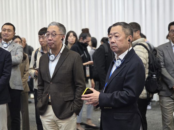 [라스베이거스=뉴시스] 박정원 두산그룹 회장(오른쪽), 박지원 두산그룹 부회장이 7일(현지시간) 미국 라스베이거스 컨벤션 센터 웨스트 홀 CES 2026 두산그룹 부스를 둘러보는 모습. (사진=독자 제공) 2026.01.07 photo@newsis.com *재판매 및 DB 금지 *재판매 및 DB 금지