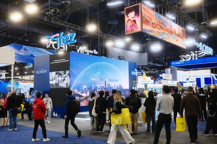 [인천=뉴시스] 6일(현지 시간) 미국 라스베이거스 CES 2026 현장에서 관람객들이 인천-IFEZ관을 구경하고 있다. (사진=인천경제청 제공) 2026.1.8. photo@newsis.com *재판매 및 DB 금지 *재판매 및 DB 금지