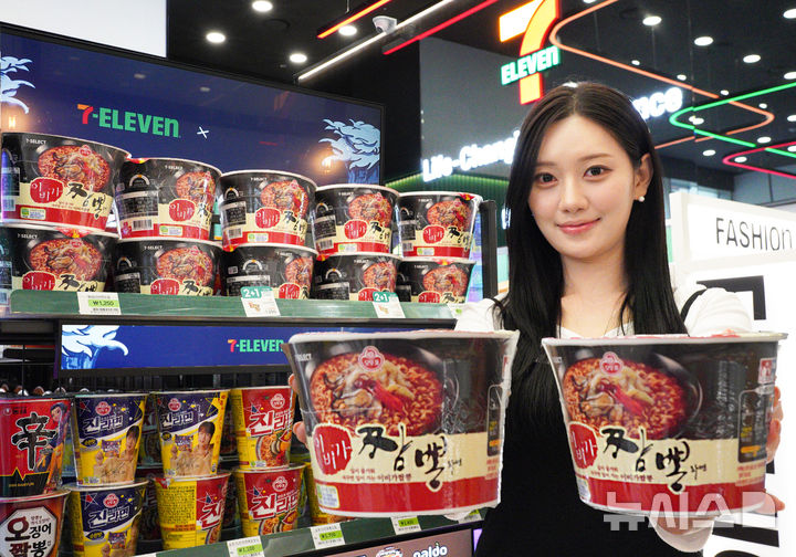 [서울=뉴시스] 코리아세븐이 운영하는 편의점 세븐일레븐은 자체상표(PB) 상품 세븐셀렉트 이비가짬뽕을 유탕면으로 새롭게 출시했다고 8일 밝혔다. 세븐일레븐은 최근 외식물가 상승으로 저렴한 한 끼에 대한 고객 니즈가 높아지는 만큼 이비가짬뽕 판매가를 40% 낮춰 유탕면 버전으로 새롭게 출시했다. 사진은 이비가짬뽕라면 이미지. (사진=코리아세븐 제공) 2026.01.08. photo@newsis.com