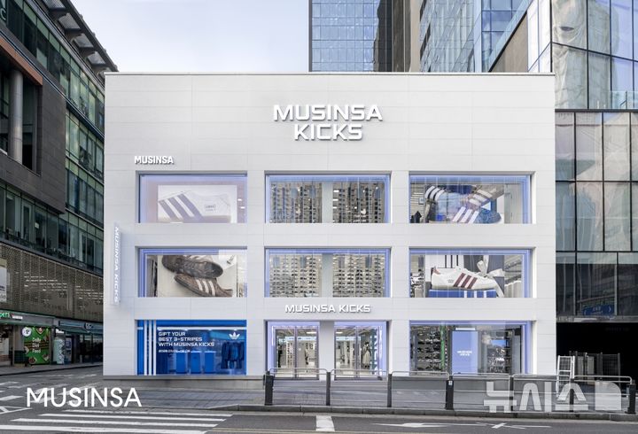 [서울=뉴시스] 무신사가 첫 번째 신발 전문 오프라인 편집숍 무신사 킥스(MUSINSA KICKS)를 공식 개점한다고 8일 밝혔다. 서울 마포구 지하철 2호선 홍대입구역 9번 출구 인근에 마련된 매장은 이튿날 개점한다. 사진은 무신사 킥스 홍대점 외관. (사진=무신사 제공) 2026.01.08. photo@newsis.com