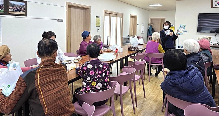 [횡성=뉴시스] 어르신들이 '경로당 한파·낙상 예방교육'에 참여하고 있다. (사진=횡성군 제공) 2026.01.08. photo@newsis.com *재판매 및 DB 금지