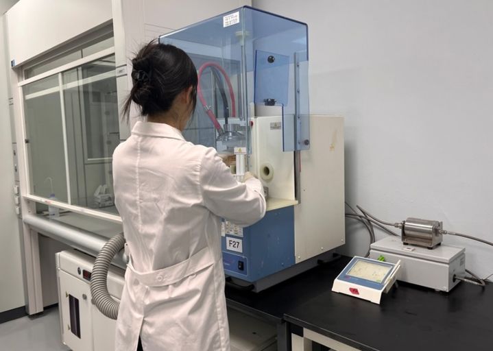 [춘천=뉴시스] 8일 강원특별자치도 보건환경연구원은 지난해 도 내에서 유통‧판매되는 수산물을 대상으로 유해 중금속과 동물용 의약품, 마른 김에 사용 금지된 인공 감미료를 검사한 결과, 불검출 또는 기준 이하로 검출되어 모두 적합하였다고 밝혔다. 사진은 중금속 분석 모습. 강원특별자치도 보건환경연구원 제공. *재판매 및 DB 금지