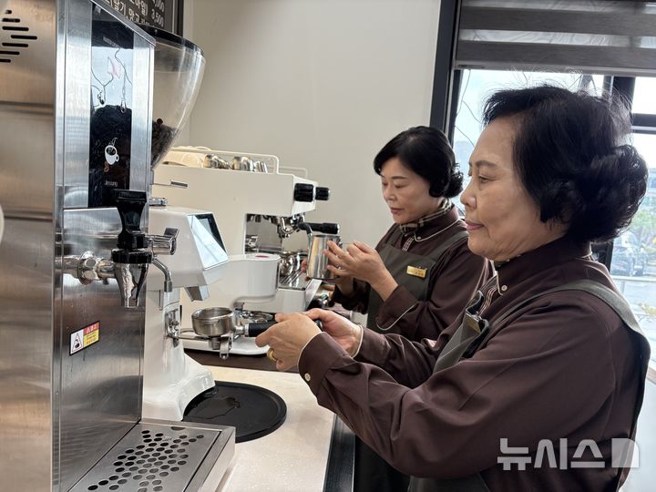 [음성=뉴시스] 음성군 노인 일자리 사업 공동체사업단 활동 모습. (사진=음성군 제공)