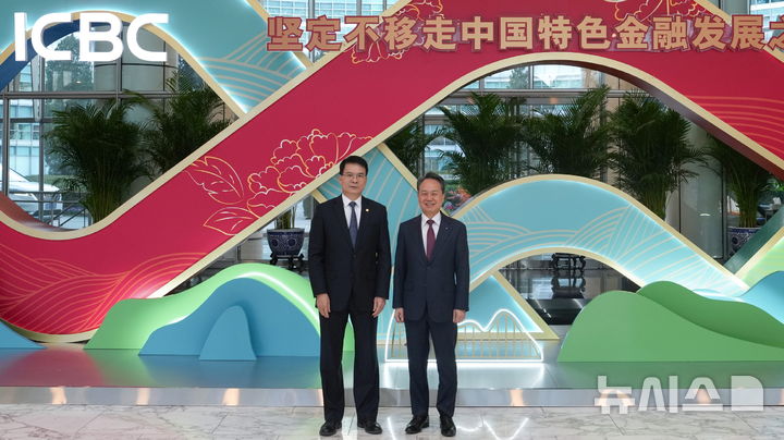 [서울=뉴시스]신한금융그룹은 진옥동 회장이 지난 5일 중국공상은행(ICBC)과 면담을 갖고, 글로벌 금융시장 변동성 확대에 대응한 협력 구조 고도화 및 중장기 금융 협력 방향을 논의했다고 8일 밝혔다. 이날 면담을 가진 (사진 오른쪽)진옥동 신한금융그룹 회장과 랴오 린 ICBC 회장이 기념촬영을 하고 있다. (사진=신한금융). 2026.01.08. photo@newsis.com 