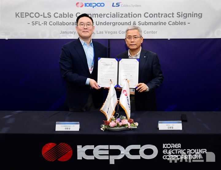 [세종=뉴시스]한전은 지난 6일 CES 2026 행사가 개최되는 미국 라스베가스에서 한전의 지중·해저케이블 상태판정 기술 SFL-R의 사업화 협력과 글로벌 시장 공동 진출을 위해 LS전선과 계약을 체결했다.(사진=한전 제공)