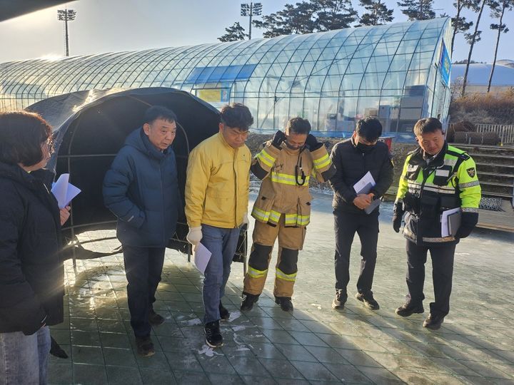 [평창=뉴시스] 평창송어축제장 개막을 앞두고 안전점검을 하고 있다. (사진=평창군 제공) 2026.01.08. photo@newsis.com *재판매 및 DB 금지