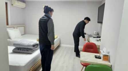 [고성(경남)=뉴시스] 신정철 기자= 경남 고성군은 2026시즌 동계 전지훈련 기간 동안 관내 음식점과 숙박업소를 대상으로 특별 위생 지도·점검을 오는 3월 31일까지 실시한다고 8일 밝혔다.사진은 위생 지도·점검 모습.(사진=고성군 제공).2026.01.08. photo@newsis.com *재판매 및 DB 금지