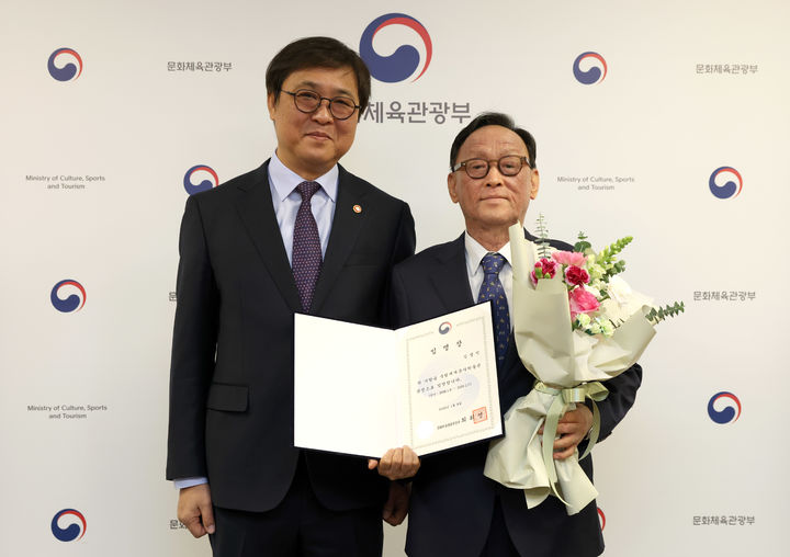 [서울=뉴시스] 최휘영 문화체육관광부 장관이 8일 서울 종로구 국립현대미술관 서울관에서 신임 김명인 (재)국립세계문자박물관 관장에게 임명장을 수여하고 기념촬영을 하고 있다. (사진=문화체육관광부 제공) 2026.01.08. photo@newsis.com *재판매 및 DB 금지