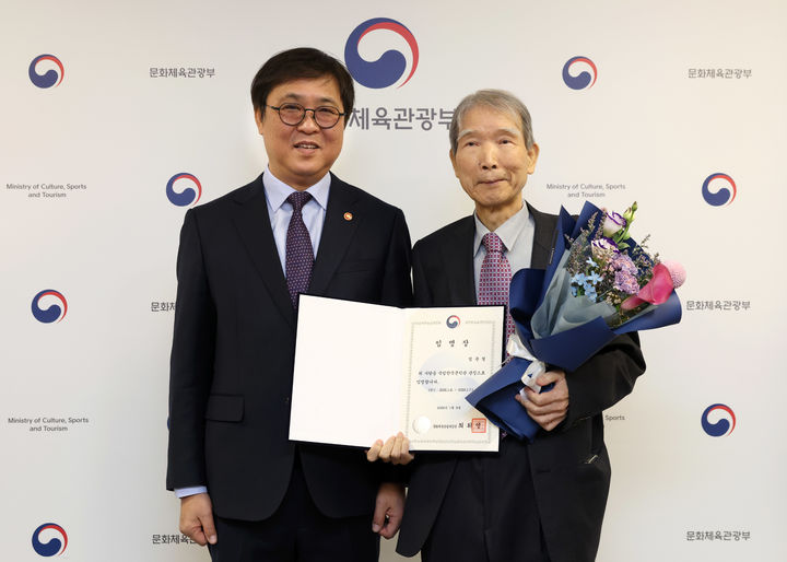 [서울=뉴시스] 최휘영 문화체육관광부 장관이 8일 서울 종로구 국립현대미술관 서울관에서 신임 임준열 국립한국문학관 관장에게 임명장을 수여하고 기념촬영을 하고 있다. (사진=문화체육관광부 제공) 2026.01.08. photo@newsis.com *재판매 및 DB 금지