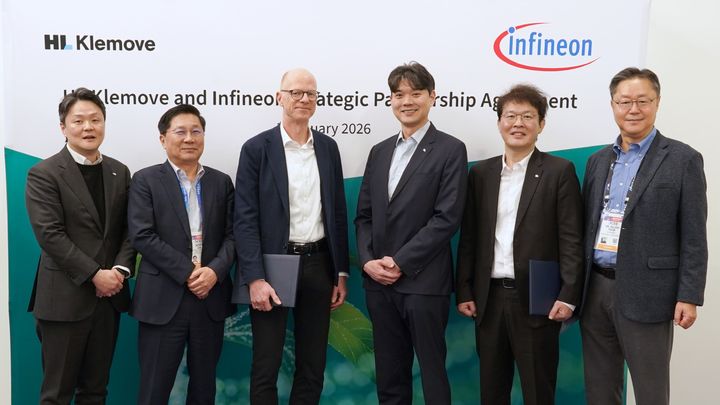 [서울=뉴시스] HL그룹 자율주행 솔루션 전문 기업 HL클레무브가 지난 7일 미국 라스베이거스에서 열린 CES 2026에서 글로벌 반도체 선도 기업 인피니언 테크놀로지스와 미래차 기술 개발을 위한 전략적 파트너십을 체결했다. 사진은 행사에 참석한 이윤행 HL클레무브 사장(왼쪽 넷째)이 인피니언 오토모티브 사업부 피터 셰퍼 부사장(왼쪽 셋째) 등과 기념촬영을 하는 모습. (사진=HL그룹 제공) 2026.01.08 photo@newsis.com *재판매 및 DB 금지