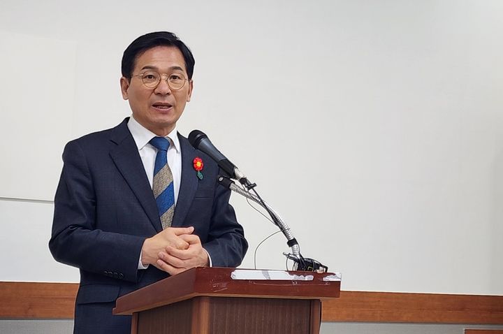 [청주=뉴시스] 임선우 기자 = 유행열 전 청와대 선임행정관이 8일 청주시청 브리핑룸에서 기자회견을 열어 수도권 쓰레기 반입 사태를 규탄하고 있다. 2026..01.08. imgiza@newsis.com *재판매 및 DB 금지