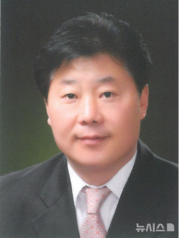 [전주=뉴시스]윤난슬 기자 = 전북대학교는 농경제유통학부 백승우 교수가 국내 채소류 수급 안정과 원예산업 발전에 기여한 공로로 농림축산식품부 장관 표창을 받았다고 8일 밝혔다. (사진=전북대 제공) photo@newsis.com 