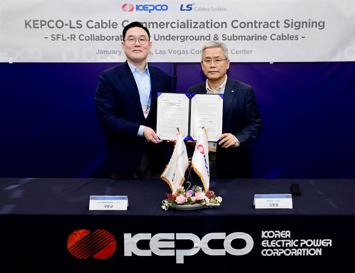 [서울=뉴시스]6일(현지시간) 미국 라스베이거스 CES 2026에서 열린 ‘LS전선-한전, HVDC 자산관리시스템 공동 사업 계약 체결식’에서 구본규(사진 왼쪽) LS전선 대표와 김동철 한전 대표가 기념 촬영을 하고 있다. (사진=LS전선 제공) photo@newsis.com *재판매 및 DB 금지