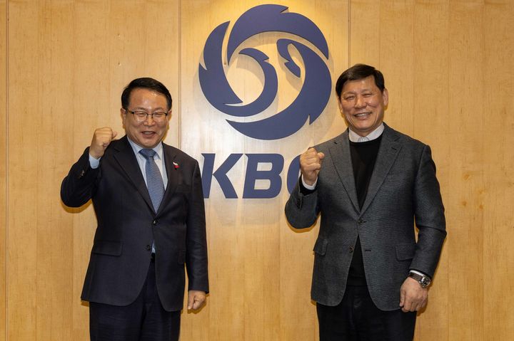 [서울=뉴시스] 정헌율 익산시장(왼쪽)과 허구연 KBO 총재. (사진=KBO 제공). 2026.01.08. *재판매 및 DB 금지