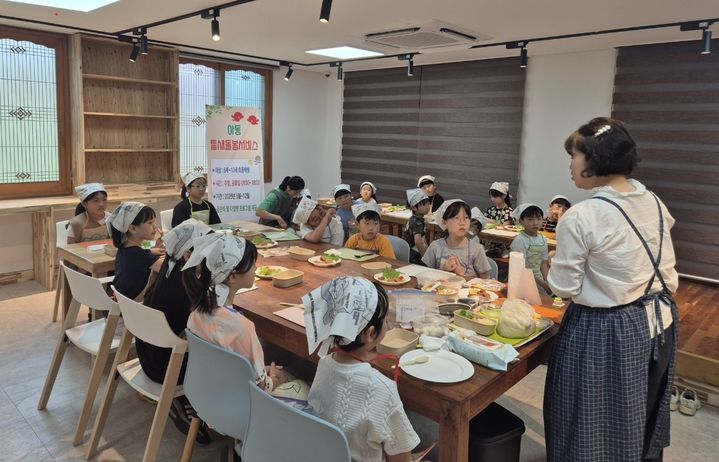 [서귀포=뉴시스] 초등학생들이 서귀포시 대정읍 몽생이다함께돌봄센터에서 요리체험 프로그램에 참여하고 있다. (사진=서귀포시 제공) 2026.01.08. photo@newsis.com *재판매 및 DB 금지