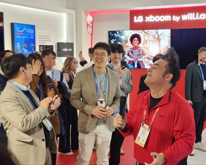 [라스베이거스=뉴시스]이지용 기자 = 이선호 CJ 미래기획그룹장이 7일(현지시간) CES 2026 LG전자 오디오 부스에서 LG전자 도슨트의 노래를 들으며 미소를 짓고 있다. 2026.01.07. photo@newsis.com *재판매 및 DB 금지