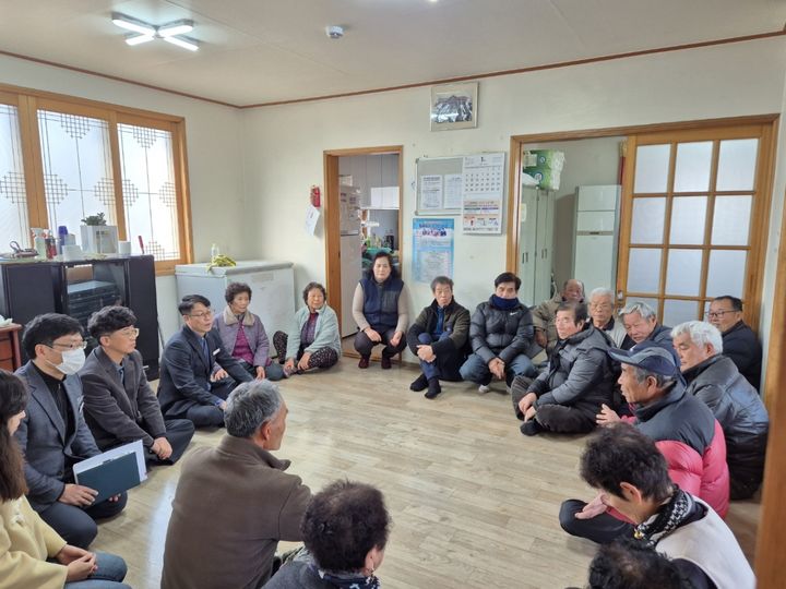 [밀양=뉴시스] 김정곤 삼랑진읍장이 용성경로당을 방문해 주민들과 소통의 시간을 보내고 있다. (사진=밀양시 제공) 2026.01.08. photo@newsis.com *재판매 및 DB 금지