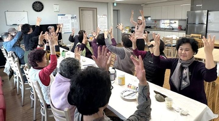 [평창=뉴시스] 건강증진 프로그램 '건강을 그리는 웃음' 운영 모습. (사진=평창군 제공) 2026.01.08. photo@newsis.com *재판매 및 DB 금지