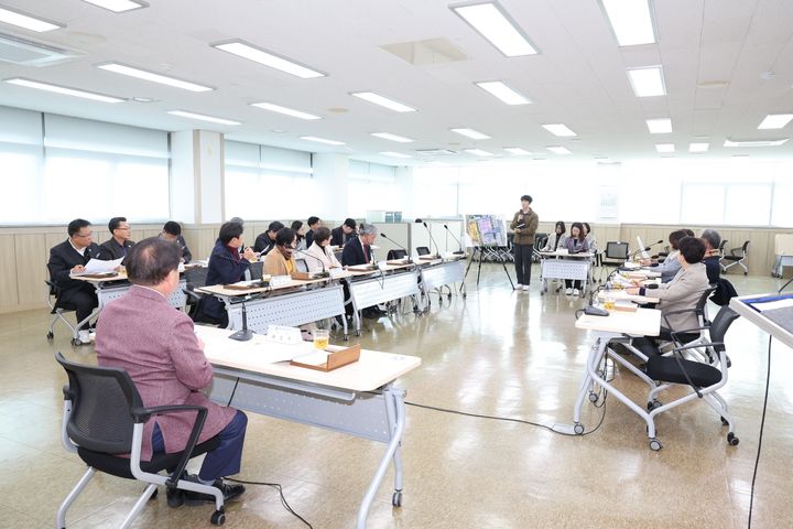 [고성(경남)=뉴시스] 신정철 기자= 경남 고성군의회는 지난 7일, 의회 회의실에서 2026년 1월 첫 번째 의원 월례회를 개최했다. 사진은 고성군의회 1월 월례회 모습.(사진=고성군의회 제공).2026.01.08. photo@newsis.com *재판매 및 DB 금지