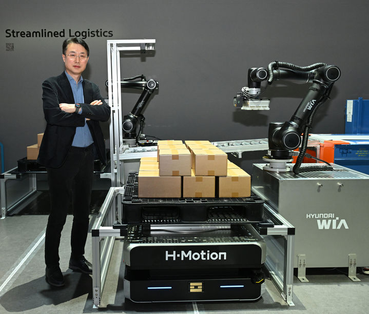 [라스베이거스=뉴시스] 백익진 현대위아 모빌리티솔루션사업부 상무가 7일(현지시간) 미국 라스베이거스 컨벤션 센터 웨스트 홀 CES 2026 현대위아 부스에서 기념 촬영하는 모습. (사진=현대차그룹) 2026.01.07 photo@newsis.com *재판매 및 DB 금지 *재판매 및 DB 금지