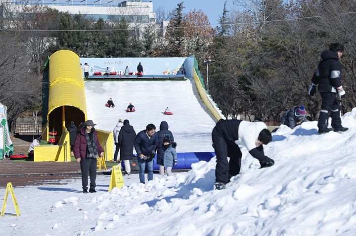 [대전=뉴시스] 지난 달 30일부터 운영되는 대전 유성구 어린이 눈썰매장 *재판매 및 DB 금지