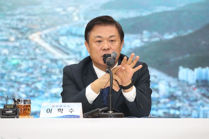 [정읍=뉴시스] 8일 정읍시청에서 신년기자회견을 연 이학수 시장이 2026년 시정운영 방향에 대해 설명하고 있다. *재판매 및 DB 금지