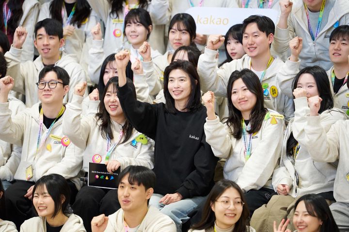 [서울=뉴시스] 카카오그룹은 지난 7일 경기도 용인시 카카오 AI캠퍼스에서, 정신아 CA협의체 의장이 신입 그룹 공채 크루들과 자유롭게 대화를 나누는 '의장과의 대화-파이어사이드 챗(Fireside Chat)'을 진행했다고 밝혔다. (사진=카카오 제공) 2026.01.08. photo@newsis.com *재판매 및 DB 금지