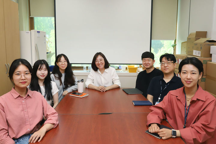 [대전=뉴시스] 국가독성과학연구소와 함께 인간 줄기세포 유래 뇌 오가노이드를 활용, 기존 동물실험으로는 확인하기 어려웠던 실리카 나노입자가 뇌에 미치는 영향을 규명하는 데 성공한 생명공학연구원 이미옥 박사팀.(사진=생명공학연구원 제공) *재판매 및 DB 금지