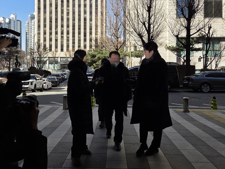 [서울=뉴시스] 김윤영 수습기자 = 김병기 의원에게 1000만원을 건넸다가 돌려받았다는 내용의 탄원서를 작성한 전직 동작구의원 A씨가 8일 오후 서울 마포구 서울경찰청 광역수사단 청사에 출석했다. 2026.01.08. youn@newsis.com *재판매 및 DB 금지