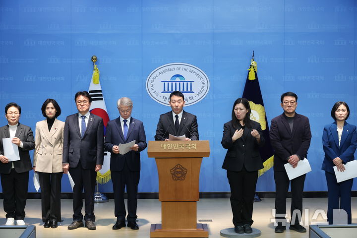 [서울=뉴시스] 조성봉 기자 = 김용민 더불어민주당 의원이 8일 오후 서울 여의도 국회 소통관에서 열린 검찰개혁 관련 기자회견에서 발언을 하고 있다. 2026.01.08. suncho21@newsis.com