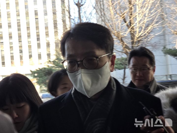 [서울=뉴시스]김윤영 수습 기자=8일 김병기 더불어민주당 의원과 고가의 식사를 했다는 의혹을 받는 박대준 전 쿠팡 대표가 경찰 조사에 출석했다.