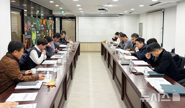 [제주=뉴시스] 제주 만감류 가격안정을 위해 관계기관들이 모여 수급관리센터에서 만감류 출하 현황과 유통 전반의 여건을 점검하고 향후 수급관리 방향을 논의하고 있다. (사진=농협 제주본부 제공) 2026.01.08. photo@newsis.com *재판매 및 DB 금지