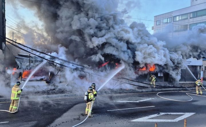 보령 조립식 건물 '화재', 사상없어…1시간37분만에 진화