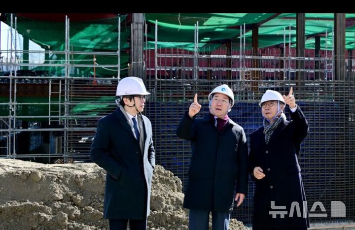 사진설명= 유정복 인천광역시장이 8일 연수구 송도 세브란스병원 건설현장을 찾아 윤동섭 연세대학교 총장과 현장을 점검하고 있다.(사진= 인천시 제공)2026.01.08