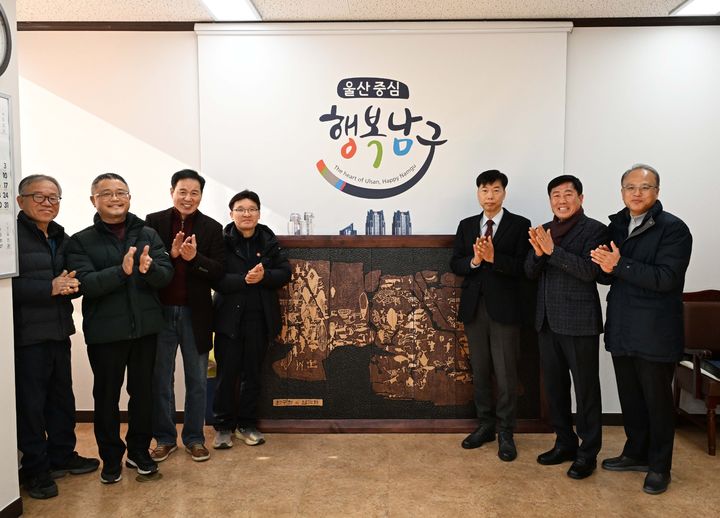 [울산=뉴시스] 한국서각협회 울산지회 관계자들이 8일 반구천의 암각화 서각작품을 남구청에 기증한 뒤 이채권 남구 부구청장과 기념촬영을 하고 있다. (사진=울산 남구 제공) 2026.01.08. photo@newsis.com *재판매 및 DB 금지