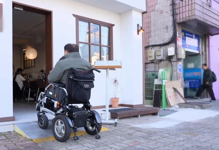 [세종=뉴시스] 서울시 노원구의 소규모 음식점 입구에 경사로가 설치된 모습. (사진=동행복권 제공) *재판매 및 DB 금지