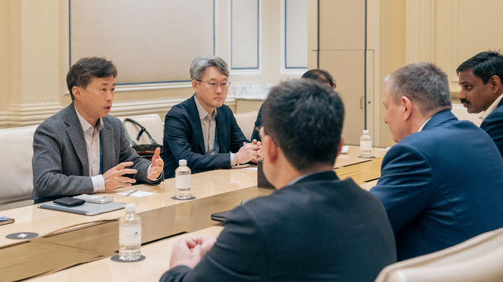 [서울=뉴시스]곽노정 대표이사 사장(가장 왼쪽)이 소재 · 장비 협력사인 머크사와 협력 방안을 논의하고 있다. (사진=SK하이닉스 제공) photo@newsis.com&nbsp; *재판매 및 DB 금지