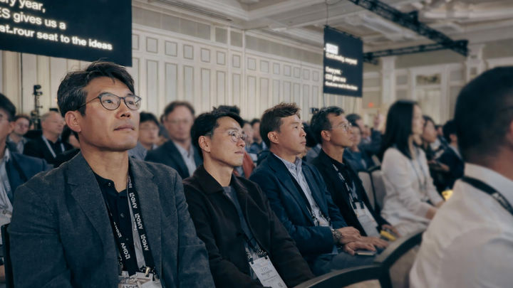 [서울=뉴시스]곽노정(왼쪽에서 세 번째) SK하이닉스 대표이사 사장이 5일(현지시간) 미국 라스베이거스 베네시안 호텔에서 열린 리사 수 AMD CEO의 기조연설에 참가했다. (사진=SK하이닉스 제공) photo@newsis.com&nbsp; *재판매 및 DB 금지