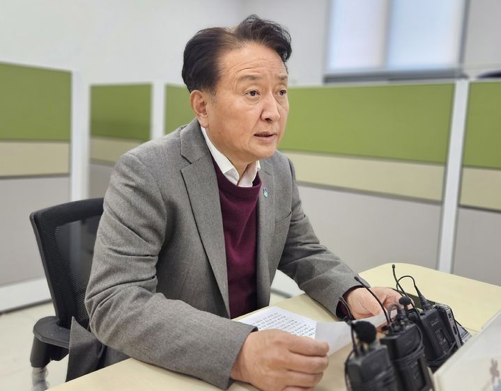 [청주=뉴시스] 이도근 기자= 김영환 충북지사가 8일 오후 충북도청 기자실에서 기자간담회를 열어 대전·충남 통합시 명칭에 대한 입장을 밝히고 있다. 2026.01.08.nulha@newsis.com *재판매 및 DB 금지