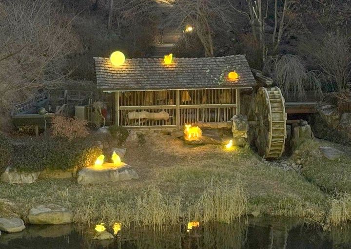 [서울=뉴시스] 홍제천 너와집(밤 경관). 2026.01.08. (사진=서대문구 제공) *재판매 및 DB 금지