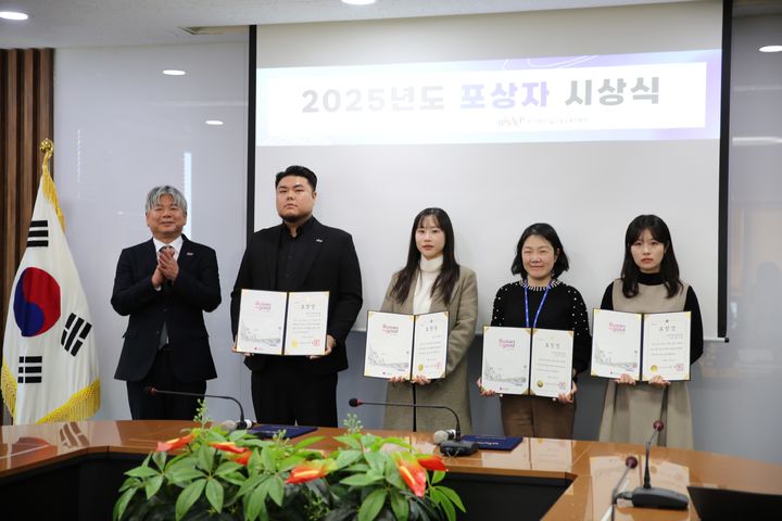 [부산=뉴시스] 부산과학기술고등교육진흥원 소속 연구원 4명이 부산시장 표창을 받았다. (사진=부산과학기술고등교육진흥원 제공) 2026.01.08. photo@newsis.com *재판매 및 DB 금지