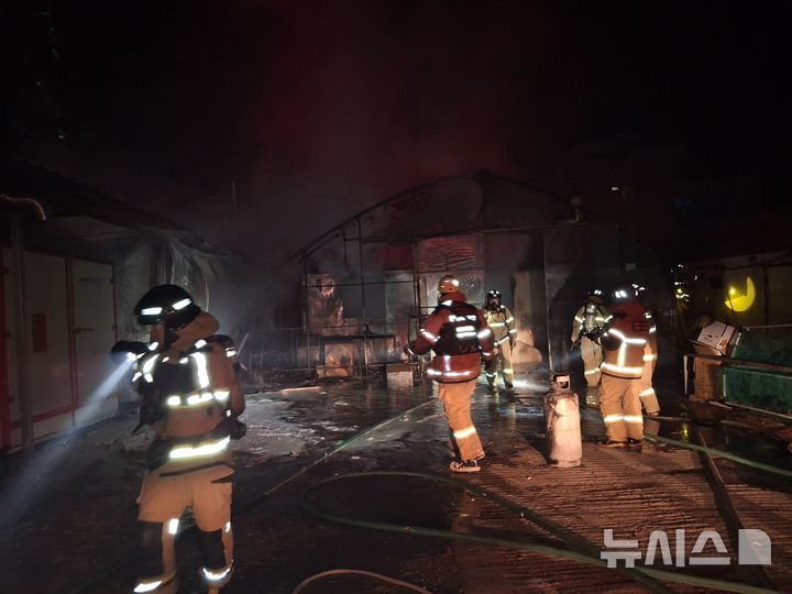 [영덕=뉴시스] 안병철 기자 = 8일 새벽 0시57분께 경북 영덕군 병곡면 백석리 한 수산창고에서 화재가 발생했다.(사진=영덕소방서 제공) 2026.01.08. photo@newsis.com