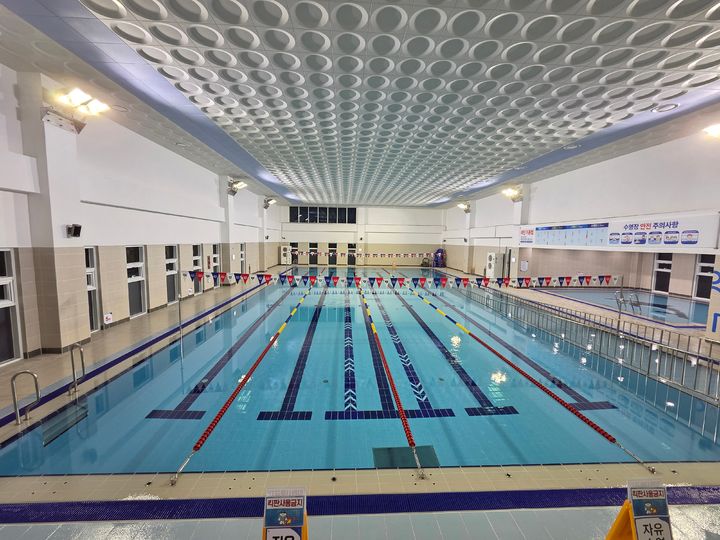 [여수=뉴시스] 여수시 웅천국민체육센터 수영장. (사진=여수시도시관리공단 제공) 2026.01.08. photo@newsis.com *재판매 및 DB 금지