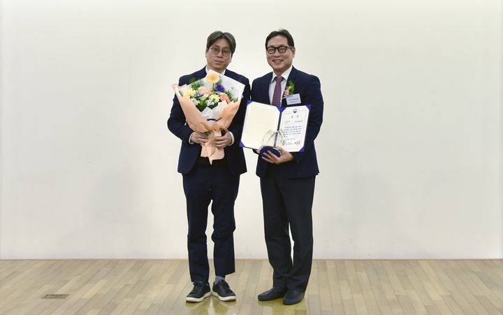 [서울=뉴시스] 황재한 아이티센글로벌 인사실장(오른쪽)이 김동준 과학기술정보통신부 미래인재양성과장과 기념촬영을 하고 있다. (사진=아이티센글로벌 제공) *재판매 및 DB 금지