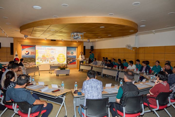 [통영=뉴시스] 신정철 기자= 경남 통영시는 2026년 새해를 맞아 시민과의 소통을 강화하고 시정 운영 방향을 공유하기 위해 오는 12일 산양읍을 시작으로 '2026년 읍·면·동 연두순방'을 실시한다고 8일 밝혔다.사진은 지난해 7월 읍면동 순방 모습.(사진=통영시 제공).2026.01.08. photo@newsis.com *재판매 및 DB 금지