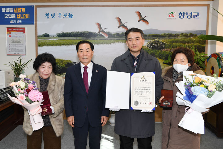 [창녕=뉴시스] 고 이영중 6·25전쟁 참전용사의 공적을 기리고자 유족에게 화랑무공훈장을 전수하고 있다. (사진= 창녕군 제공) 2026.01.08. photo@newsis.com *재판매 및 DB 금지